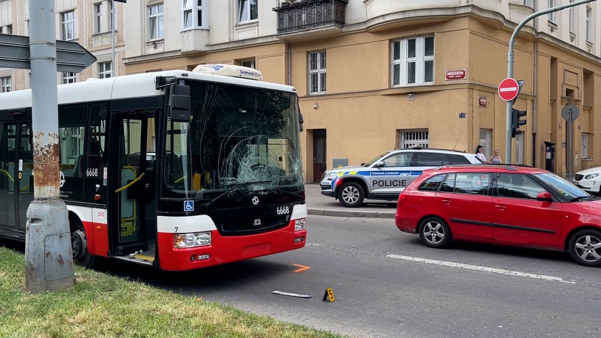 Autobus v Praze srazil dva chodce, muž byl v bezvědomí. Zřejmě šli na červenou